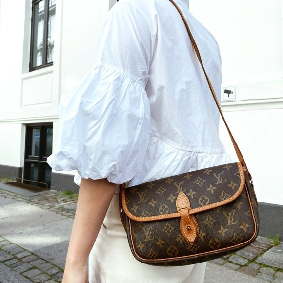 Louis Vuitton Handbags - authentic Louis Vuitton Sac Gibeciere pm vintage